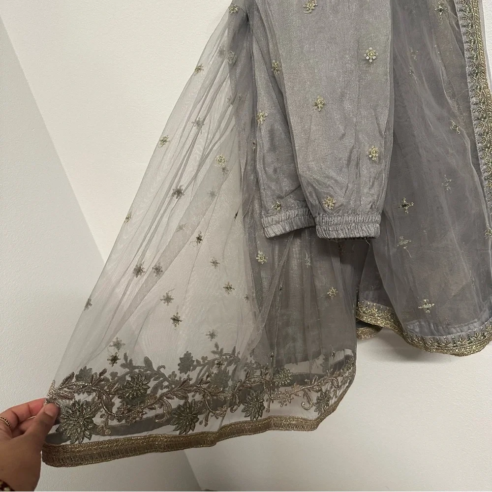 Elegant Grey Embroidered 3-Piece Gharara Set | Formal / Nikkah Outfit - Picture 10 of 10